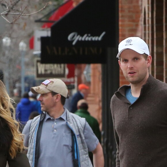 Eric Trump et sa femme Lara Trump enceinte se baladent avec leurs chiens dans les rues de Aspen dans le Colorado. Eric Trump, le deuxième fils du président des États-Unis, a annoncé la première grossesse de sa femme Lara via Twitter. D. Trump sera bientôt grand-père pour la neuvième fois! Le 23 mars 2017  First son Eric Trump and his pregnant wife Lara Trump were spotted taking their dogs for a walk in Aspen, Colorado on March 23, 2017. Eric and Laura seemed to be in a cheery mood as they stopped to play with another dog during their stroll. The pair are expecting their first child together that is due in September23/03/2017 - Los Angeles