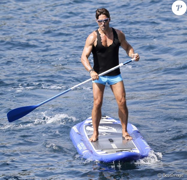 Exclusif - Pier Silvio Berlusconi fait du paddle avec sa compagne Silvia Toffanin et leur fils Lorenzo Mattia, (né le 10 juin 2010) à Saint-Tropez le 27 août 2017.