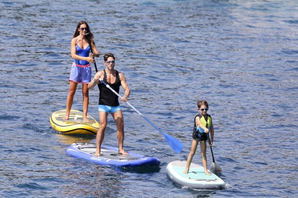 Exclusif - Pier Silvio Berlusconi fait du paddle avec sa compagne Silvia Toffanin et leur fils Lorenzo Mattia (7 ans) à Saint-Tropez le 27 août 2017.