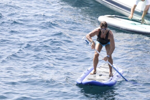 Exclusif - Pier Silvio Berlusconi fait du paddle à Saint-Tropez le 27 août 2017.