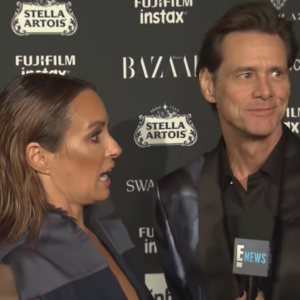 Jim Carrey interviewé par la journaliste de la chaîne E! Entertainment Catt Sadler lors de la soirée organisée par Harper's Bazaar, à New York le 8 septembre 2017