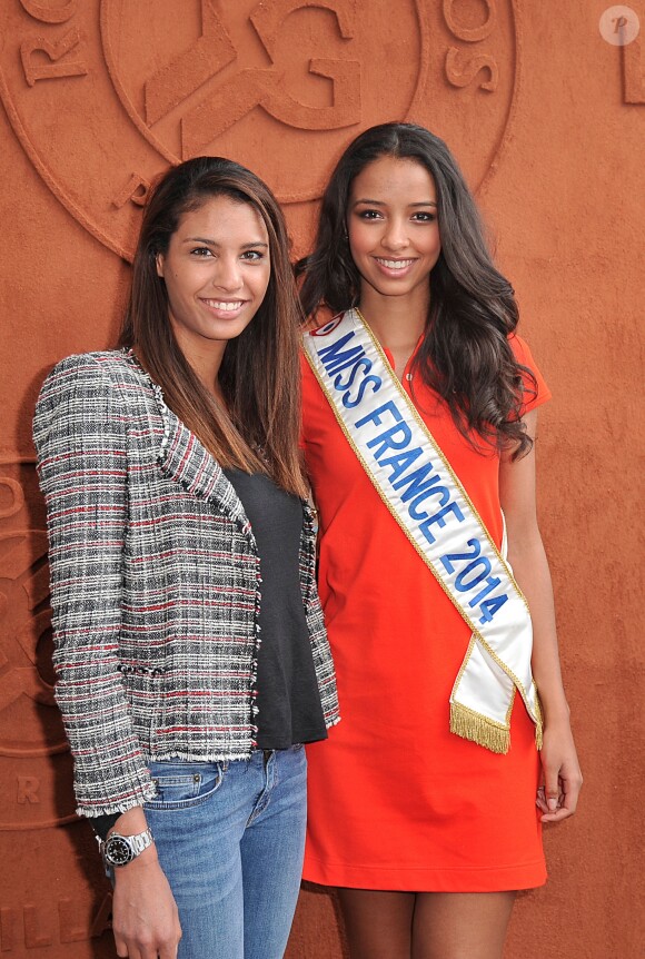 Chloé Mortaud et Flora Coquerel, Miss France 2014, posant au village des Internationaux de France de tennis de Roland Garros à Paris, le 3 juin 2014.