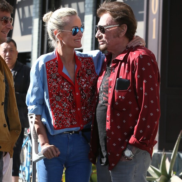 Johnny Hallyday avec sa femme Laeticia, leurs filles Jade et Joy, Marie Poniatowski avec son mari Pierre Rambaldi et leur fille Tess, à Santa Monica, le 1er avril 2017.