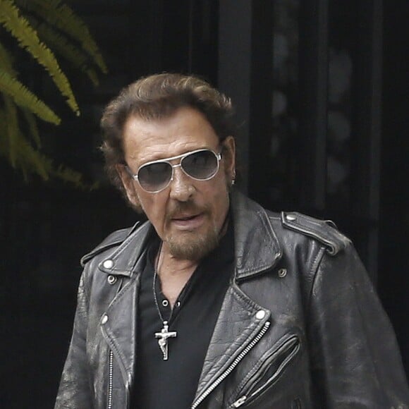 Exclusif - Johnny Hallyday quitte sa propriété de Pacific Palissades le 12 septembre 2016 pour aller faire une virée à moto.