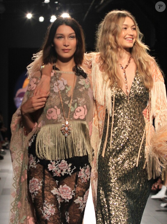Gigi Hadid et sa soeur Bella - Les soeurs Hadid défilent ensemble pour Anna Sui lors de la Fashion Week à New York le 11 septembre 2017.