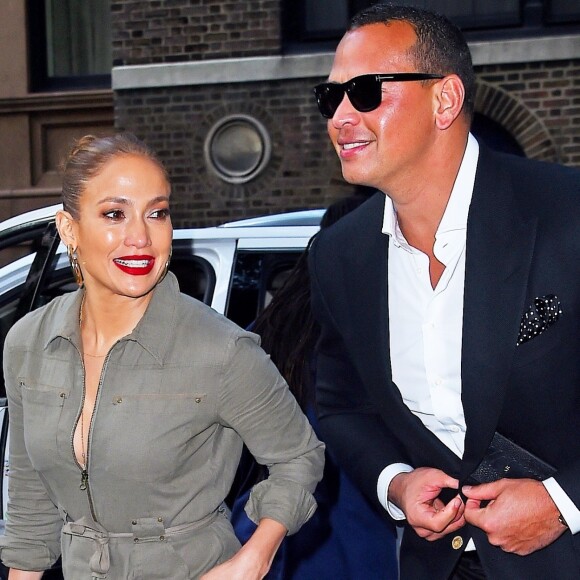 Jennifer Lopez et son compagnon Alex Rodriguez arrivent à un dîner dans une résidence privée à New York le 25 aout 2017.