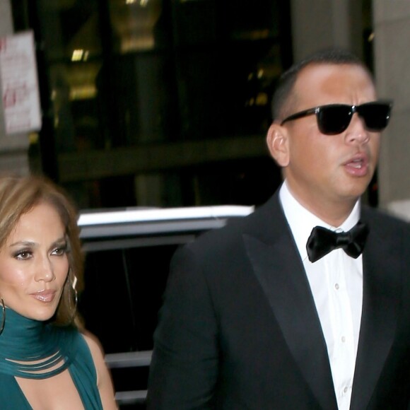Jennifer Lopez et son compagnon Alex Rodriguez arrivent au mariage de leurs amis au Cipriani Wall Street à New York le 6 aout 2017.
