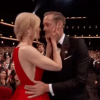 Nicolas Kidman embrasse Alexander Skargard devant son époux Keith Urban lors de la 69e cérémonie des Emmy Awards à Los Angeles, le 17 septembre 2017.