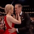 Nicolas Kidman embrasse Alexander Skargard devant son époux Keith Urban lors de la 69e cérémonie des Emmy Awards à Los Angeles, le 17 septembre 2017.
