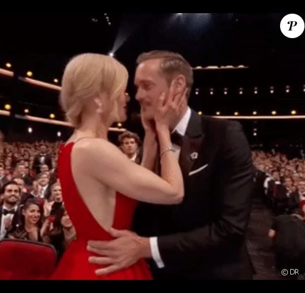 Nicolas Kidman embrasse Alexander Skargard devant son époux Keith Urban lors de la 69e cérémonie des Emmy Awards à Los Angeles, le 17 septembre 2017.