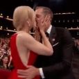 Nicolas Kidman embrasse Alexander Skargard devant son époux Keith Urban lors de la 69e cérémonie des Emmy Awards à Los Angeles, le 17 septembre 2017.
