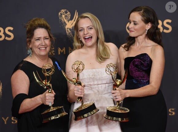 Ann Dowd, Elizabeth Moss et Alexis Bledel (The Handmaid's Tale) à la 69ème soirée annuelle des Emmy awards au théâtre Microsoft à Los Angeles, le 17 septembre 2017.