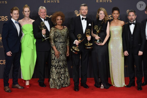 Toutes l'équipe de la série "Black Mirror" à la 69ème soirée annuelle des Emmy awards au théâtre Microsoft à Los Angeles, le 17 septembre 2017.