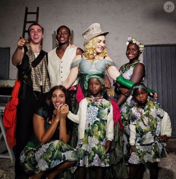 Madonna publie pour la première fois une famille de famille, entourée de six enfants, à l'occasion de son 59e anniversaire. Instagram, 18 août 2017.