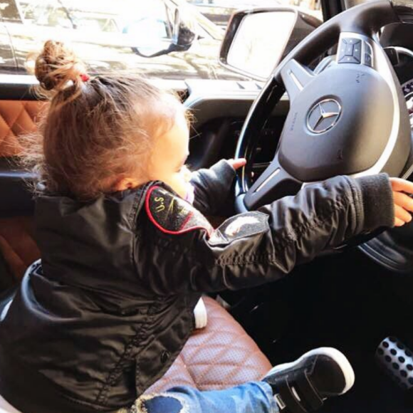 Sofia, la fille d'Amel Bent, au volant d'une Mercedes. Photo postée sur Instagram le 19 décembre 2017.
