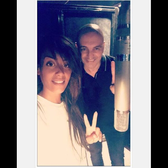 Amel Bent, enceinte de son deuxième enfant, pose en studio sur Instagram, septembre 2017.