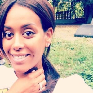 Amel Bent, enceinte de son deuxième enfant, à l'occasion d'un déjeuner en famille, septembre 2017.