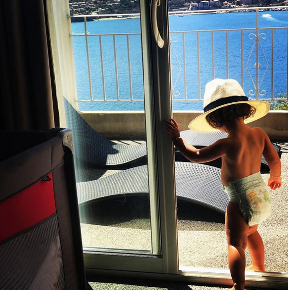Amel Bent partage une photo de sa fille Sofia, 1 an et demi, prise lors de vacances en Corse. Instagram, le 31 août 2017.