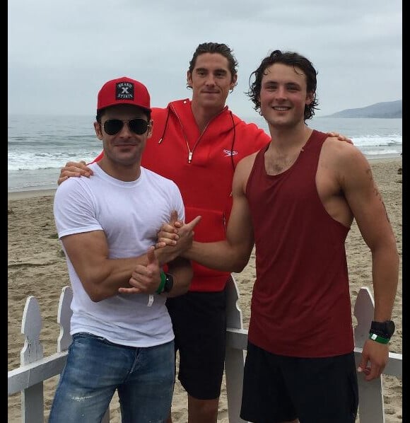 Zac Efron, son frère Dylan et le nageur Conor Dwyer au Nautica Malibu Triathlon, le 17 septembre 2017