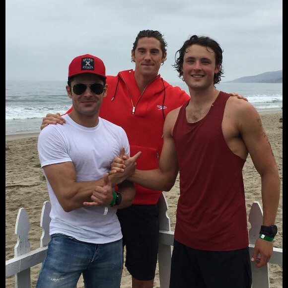 Zac Efron, son frère Dylan et le nageur Conor Dwyer au Nautica Malibu Triathlon, le 17 septembre 2017