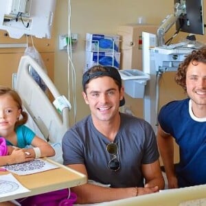 Zac et Dylan Efron rendent visite aux enfants du Children's Hospital L.A. Août 2017