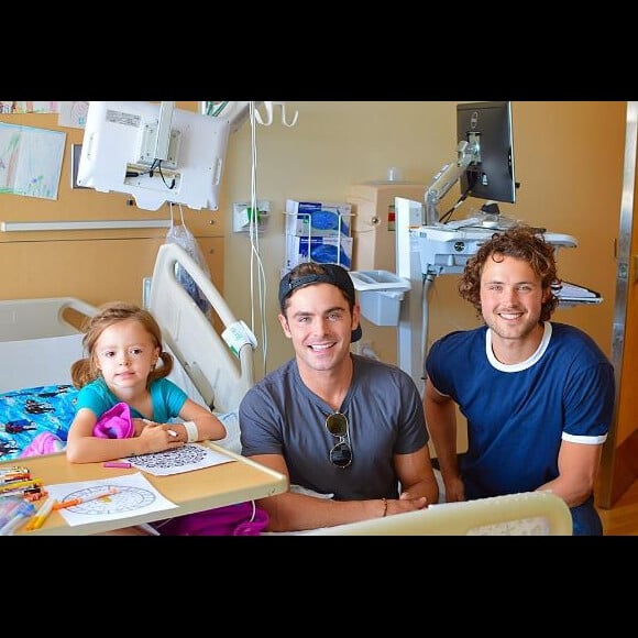 Zac et Dylan Efron rendent visite aux enfants du Children's Hospital L.A. Août 2017