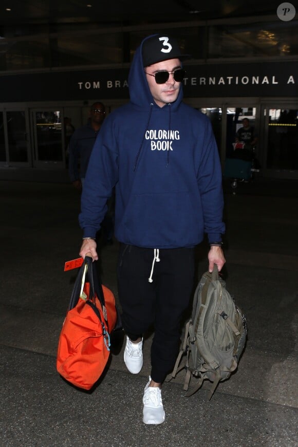 Zac Efron arrive à l'aéroport de Los Angeles (LAX) le 2 juin 2017.
