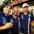 Esteban Ocon fête son 21e anniversaire avec ses coéquipiers de Force India Sergio Perez et Robert Fernley en marge du Grand Prix de Singapour, le 16 septembre 2017.