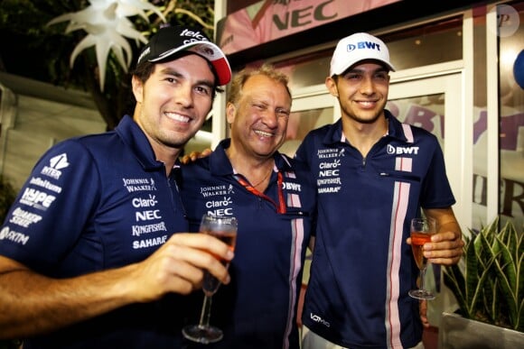 Esteban Ocon fête son 21e anniversaire avec ses coéquipiers de Force India Sergio Perez et Robert Fernley en marge du Grand Prix de Singapour, le 16 septembre 2017.