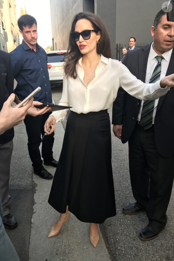 Angelina Jolie signe des autographes à la sortie du Academy of Motion Arts à Los Angeles, le 17 septembre 2017