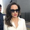 Angelina Jolie signe des autographes à la sortie du Academy of Motion Arts à Los Angeles, le 17 septembre 2017