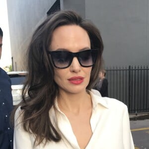 Angelina Jolie signe des autographes à la sortie du Academy of Motion Arts à Los Angeles, le 17 septembre 2017