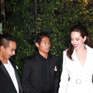 Angelina Jolie avec ses fils Maddox Jolie-Pitt et Pax Thien Jolie-Pitt à la sortie de la projection ‘D'abord, ils ont tué mon père’ à New York, le 14 septembre 2017