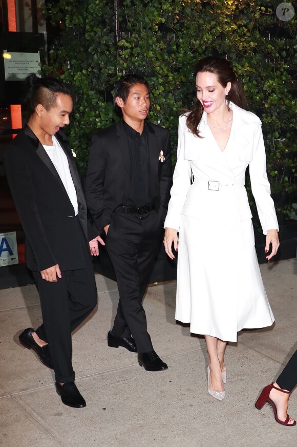 Angelina Jolie avec ses fils Maddox Jolie-Pitt et Pax Thien Jolie-Pitt à la sortie de la projection ‘D'abord, ils ont tué mon père’ à New York, le 14 septembre 2017