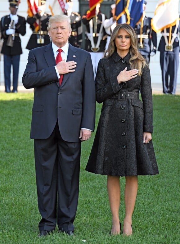Le président Donald Trump et sa femme Melania ont salué la Garde Marine à la Maison Blanche à Washington, après avoir observé une minute de silence pour les commémorations du 11 septembre 2001. Le 11 septembre 2017.