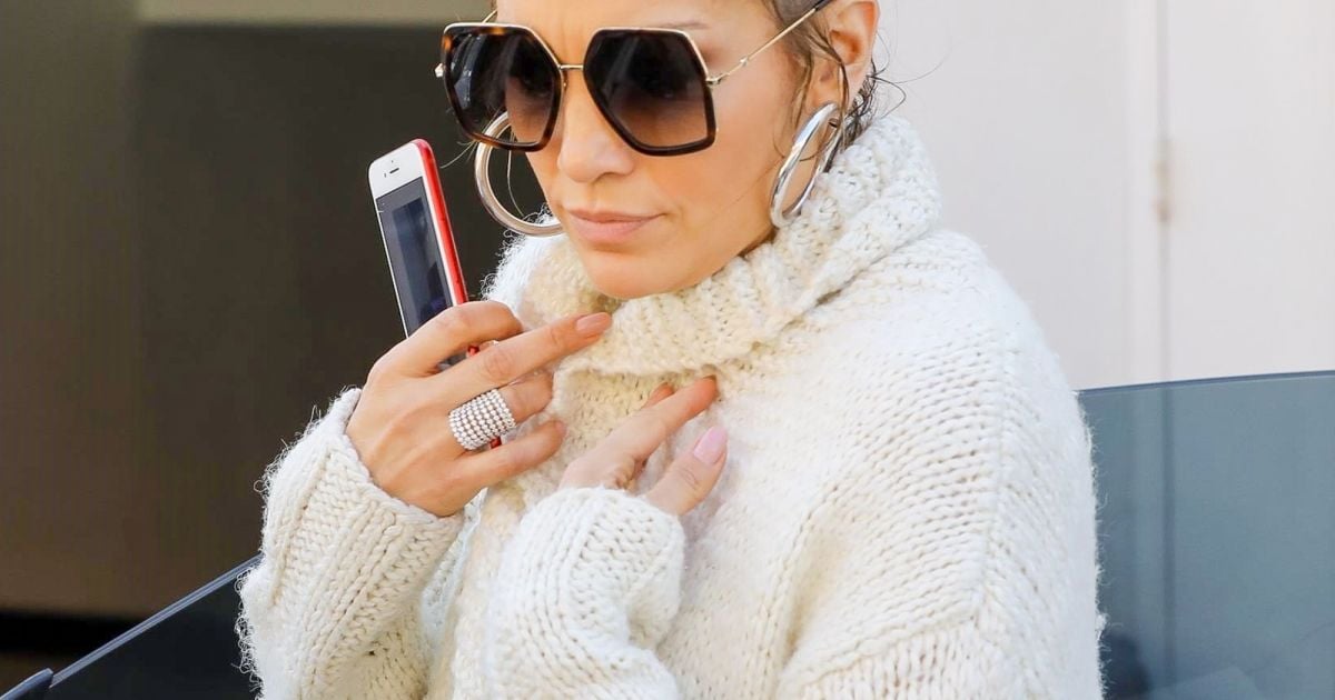 Jennifer Lopez sort de la clinique dermatologique Lancer Dermatology du docteur Harold Lancer