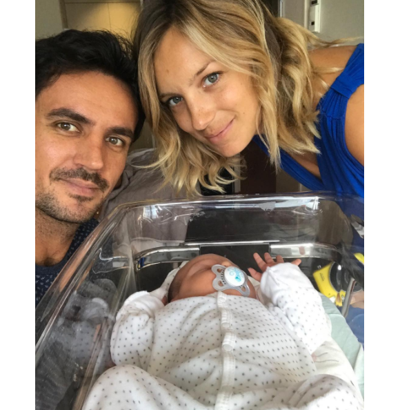 Clémentine Sarlat est l'heureuse maman d'une petite Ella, née en septembre 2017 et fruit de ses amours avec son compagnon l'ancien rugbyman Clément Marienval.