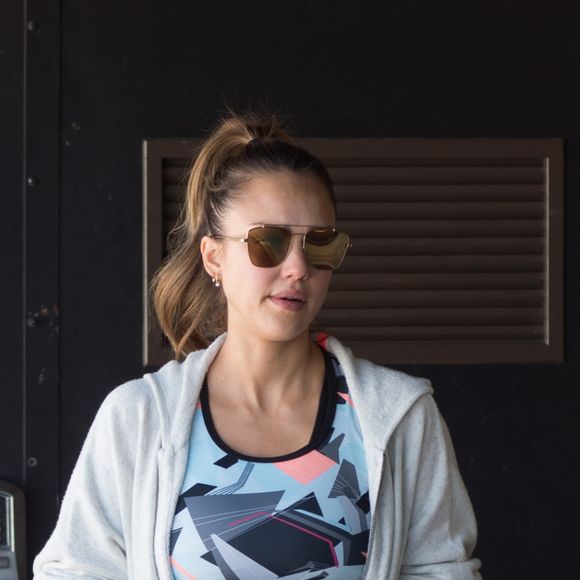 Jessica Alba, enceinte, sans maquillage se rend à sa séance de gym à Los Angeles, le 23 septembre 2017.