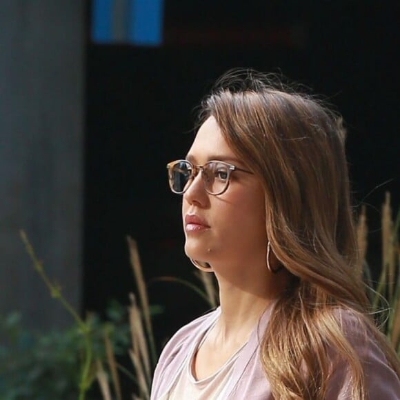 Exclusif - Jessica Alba enceinte se rend à un rendez-vous avec Honest Company à Playa Del Vista, le 20 septembre 2017