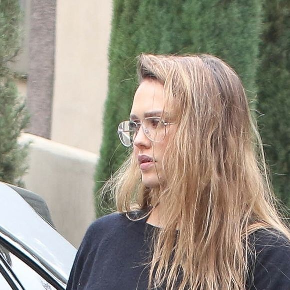 Jessica Alba, enceinte, se promène avec ses filles Honor et Haven à Hollywood le 17 septembre 2017.