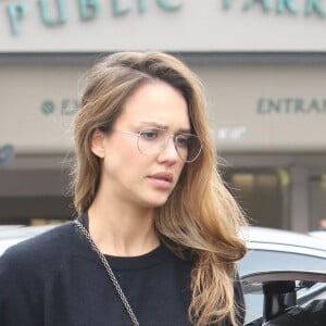 Jessica Alba enceinte est allée déjeuner avec ses filles à Beverly Hills, le 17 septembre 2017