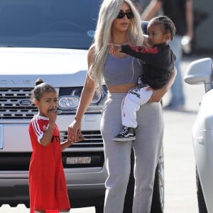 Kim Kardashian avec sa fille North West et son fils Saint West - La famille Kardashian emmène ses enfants jouer au Glowzone à Woodland Hills, le 22 septembre 2017