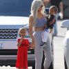 Kim Kardashian avec sa fille North West et son fils Saint West - La famille Kardashian emmène ses enfants jouer au Glowzone à Woodland Hills, le 22 septembre 2017