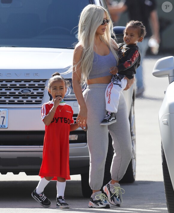 Kim Kardashian avec sa fille North West et son fils Saint West - La famille Kardashian emmène ses enfants jouer au Glowzone à Woodland Hills, le 22 septembre 2017