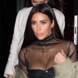 Kim Kardashian et Kendall Jenner sortant de la fête d'anniversaire de Mario Dedivanovic, maquilleur de Kim Kardashian au restaurant Kinu à Paris, le 1er octobre 2016.