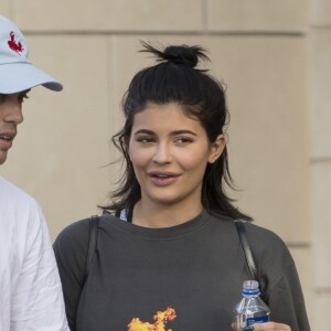Exclusif - Kylie Jenner sans maquillage sort d'un centre médical avec son meilleur ami Harry Hudson qui soufre du Cancer à Calabasas, le 12 septembre 2017