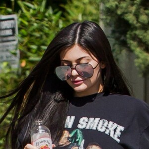 Exclusif - Kylie Jenner porte un t-shirt avec une feuille de cannabis (de la tournée Up in Smoke Tour en l'an 2000) alors qu'elle va chercher à manger au restaurant Blue Table à Los Angeles, le 4 août 2017.