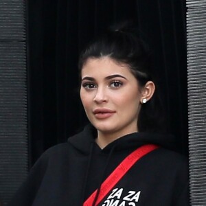 Exclusif - Kylie Jenner sort par la porte de derrière du restaurant Nobu à Beverly Hills, le 31 juillet 2017