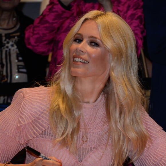 Claudia Schiffer participe à une séance de dédicaces de son livre au magasin colette. Paris, le 28 septembre 2017.