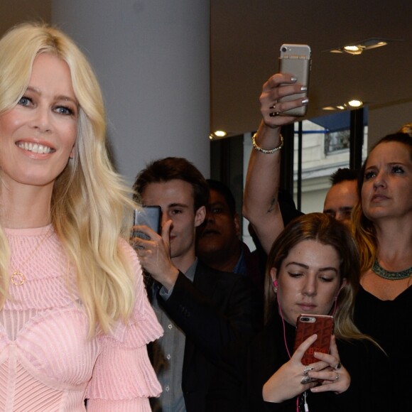 Claudia Schiffer participe à une séance de dédicaces de son livre au magasin colette. Paris, le 28 septembre 2017.